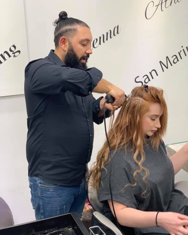 Jamal Abdullah bei der Arbeit an einer Kundin